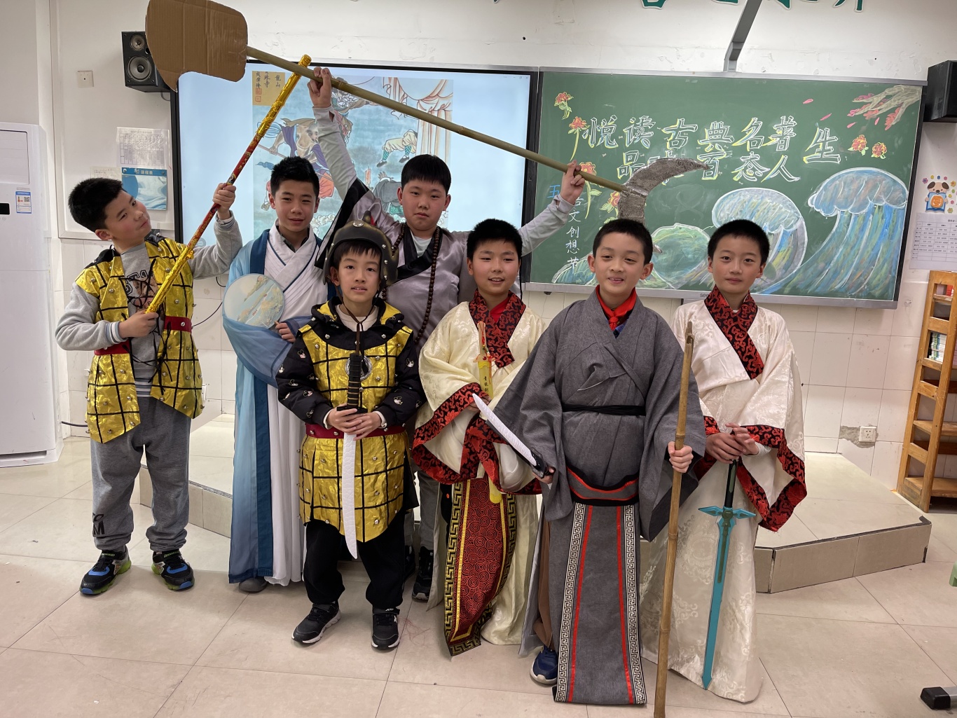 诸葛亮,神通广大的孙悟空,勇猛善战的张飞……同学们用逼真的服装道具